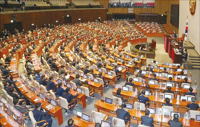 민주주의는 공평한 자리의 배분을 뜻하는 ‘공간적 평등’만으로 이뤄지지 않는다. 서로의 발언 시간을 배려하는 ‘시간적 평등’, 즉 ‘순서 바꾸기’의 약속을 어기는 순간, 민주주의는 무너진다. (매경DB)