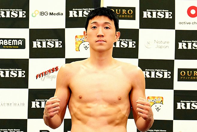 이성현은 입식타격기 빅리그 라이즈의 제2대 63㎏ 챔피언 및 제4대 70㎏ 챔피언이다. 2025년 11월 또 다른 메이저대회 글로리와 65㎏ 합동 토너먼트 2라운드 전날 공개 계체 촬영에 응하고 있다. 사진=RISEクリエーション株式会社