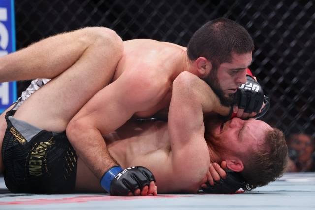 무하마드의 레슬링도 극복한 마달레나였으나 마카체프의 레벨은 분명 달랐다. 결국 5라운드 내내 아무것도 하지 못한 그는 마치 지옥에 온 듯한 모습과 함께 무너지고 말았다. 사진=Ed Mulholland=연합뉴스