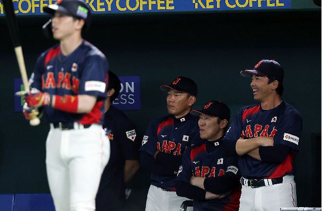 16일 일본 도쿄돔에서 열린 2025 K베이스볼 시리즈 대한민국과 일본의 평가전. 일본 야구대표팀 이바타 히로카즈 감독(왼쪽에서 두 번째)를 비롯한 코칭스태프가 경기를 지켜보고 있다. 사진=연합뉴스 제공