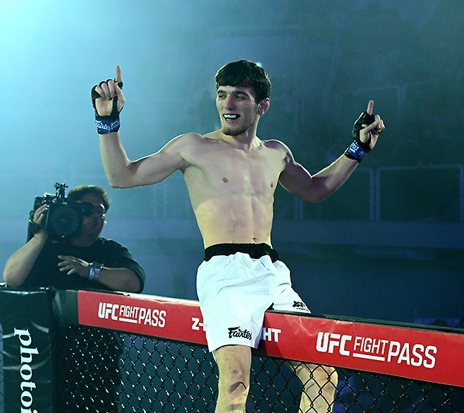 러시아 하드코어FC 밴텀급 챔피언 나비 자비토비치 나비예프가 2025년 11월 서울특별시 고려대학교 화정체육관 ZFN 3 메인카드 제3경기 승리 후 기뻐하고 있다. 글로벌 OTT 서비스 UFC Fight Pass로 세계 200여 국가에 생중계됐다. 사진=MCP ECC