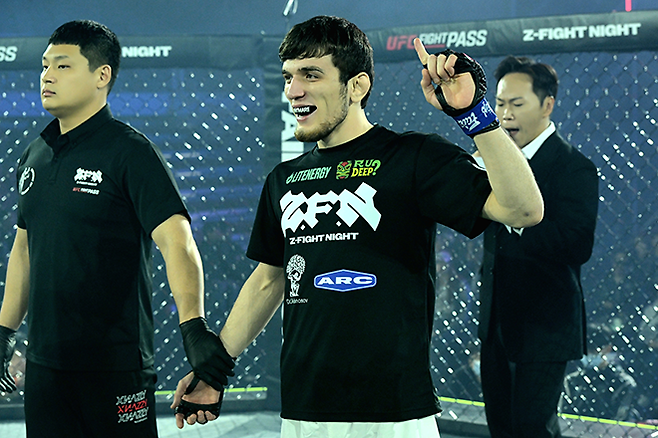 러시아 하드코어FC 밴텀급 챔피언 나비 자비토비치 나비예프가 2025년 11월 서울특별시 고려대학교 화정체육관 ZFN 3 메인카드 제3경기 승리 선언을 받고 있다. 글로벌 OTT 서비스 UFC Fight Pass로 세계 200여 국가에 생중계됐다. 사진=MCP ECC