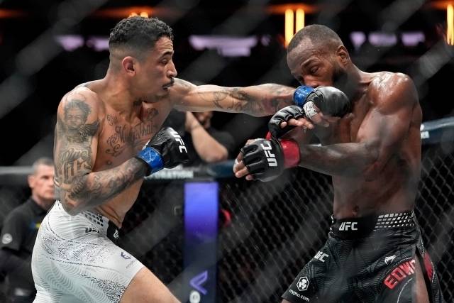 카를로스 프라이즈(사진 왼쪽)와 레온 에드워즈의 경기. 아데산야는 에드워즈가 3라운드 만장일치 판정승으로 경기를 끝낼 것이라고 봤다. 프라이즈의 타격 능력에 대해 극찬한 아데산야이지만 결국 에드워즈에게 붙잡힐 것이라고 전한 것이다. 그러나 이 경기는 프라이즈의 2라운드 펀치 KO로 마무리됐다. 사진=AP=연합뉴스