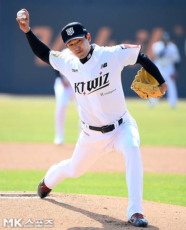 3월 8일 오후 수원 KT위즈파크에서 ‘2025 KBO 리그’ KT 위즈와 LG 트윈스의 시범경기가 경기가 열렸다. LG 치리노스, KT 고영표가 선발로 나섰다. KT 선발 고영표가 역투하고 있다. 사진=천정환 기자