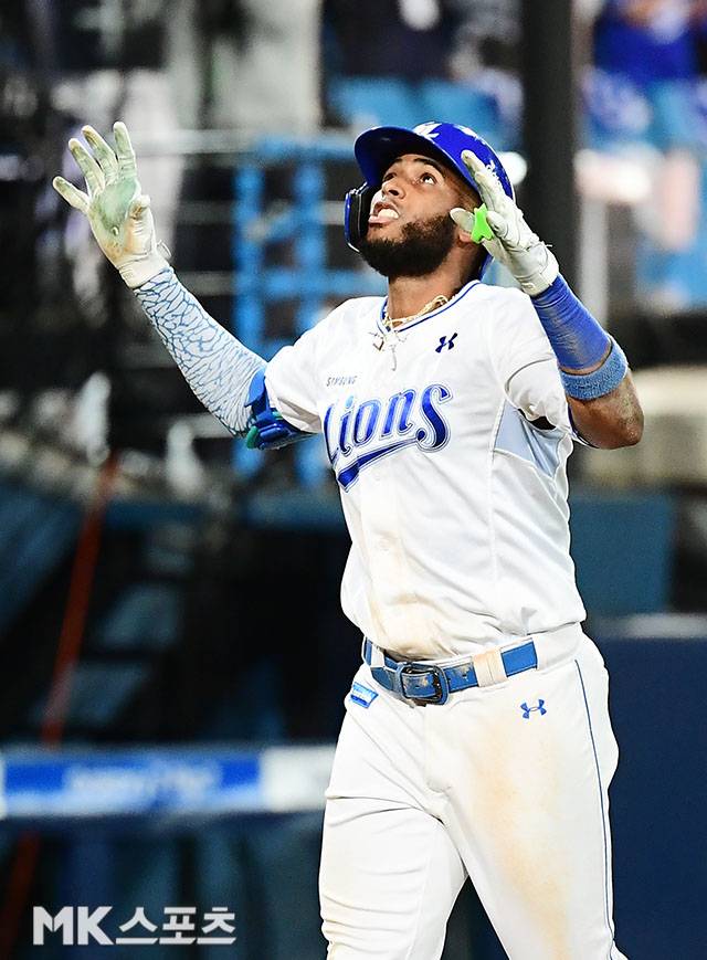 10월 14일 오후 대구삼성라이온즈파크에서 ‘2025 신한 SOL Bank KBO 포스트시즌’ SSG 랜더스와 삼성 라이온즈의 준플레이오프(5전 3선승제) 4차전이 열렸다. 2-2로 팽팽히 맞선 8회말 2사 1루에서 삼성 디아즈가 또 다시 앞서가는 투런홈런을 쏘아올리고 세리머니를 펼치고 있다. 사진(대구)=김영구 기자