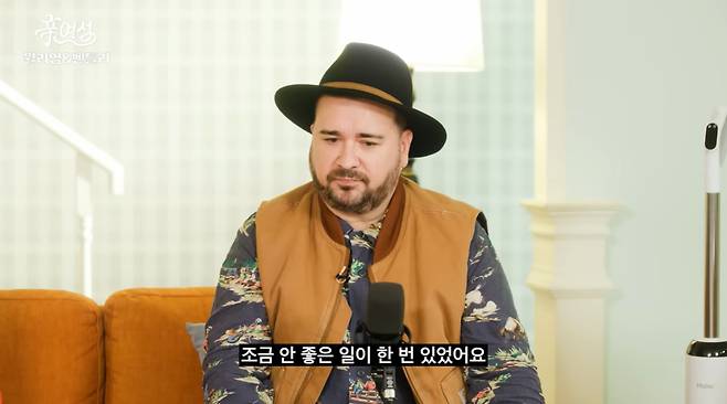 호주 출신 개그맨 샘 해밍턴이 두 아들을 방송을 통해 공개한 이후 걱정스러운 일을 겪었다고 고백했다./사진=유튜브 채널 '롤링썬더' 영상