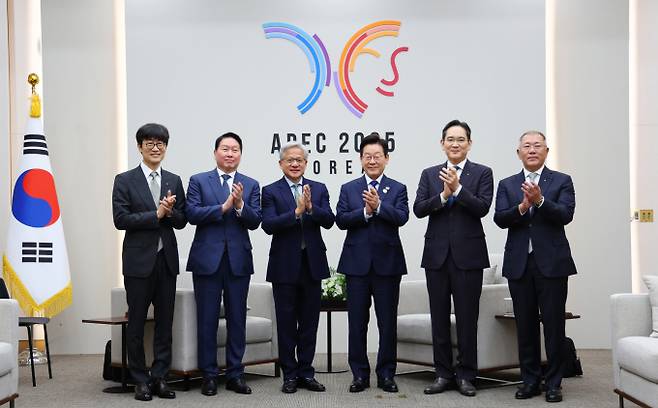 이재명 대통령이 31일 APEC 정상회의 장소인 경북 경주화백컨벤션센터(HICO)에서 젠슨 황 엔비디아 최고경영자(CEO) 접견에 앞서 참석자들과 기념촬영을 하고 있다. (왼쪽부터)이해진 네이버 의장, 최태원 SK그룹 회장, 젠슨 황 엔비디아 최고경영자(CEO), 이 대통령, 이재용 삼성전자 회장, 정의선 현대차그룹 회장. / 사진=대통령실통신사진기자단