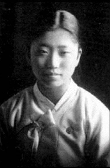 책 ‘내 사랑 백석’을 통해 백석과 사랑을 나눴다고 주장한 김영한 여사의 젊은 시절 모습. 자료사진