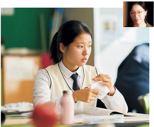 주로 초등학생 아이들의 이야기를 섬세하게 다뤄왔던 윤가은(오른쪽 위 작은 사진) 감독이 세 번째 장편 ‘세계의 주인’에서는 연령대를 고등학생으로 높였다. 여전히 ‘극사실주의’적 연출 감각이 깊게 배어 있다.  바른손이앤에이 제공