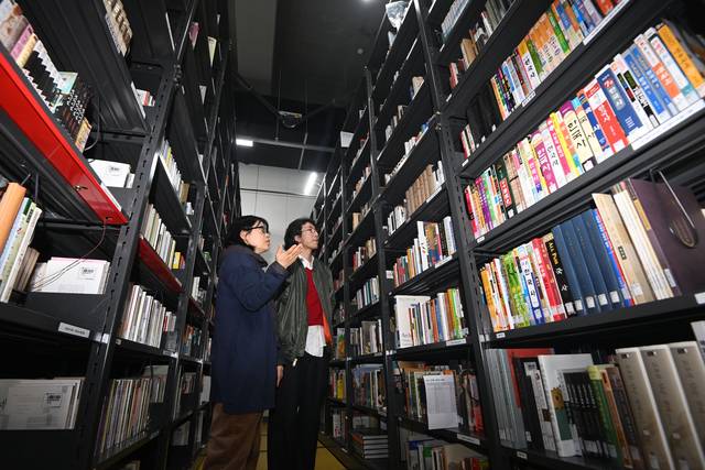 신재우(오른쪽) 기자가 지난달 말 ‘일반인 출입금지’ 지역인 국립중앙도서관 지하 4층의 자료보존서고에 들어가 보존 환경을 체험하고 있다. 서고는 본관에 지하1층부터 층층마다 있으며 별관에는 지하 5층까지 이어진다. 도서관 소장자료는 총 1500만 점에 달한다.  문호남 기자