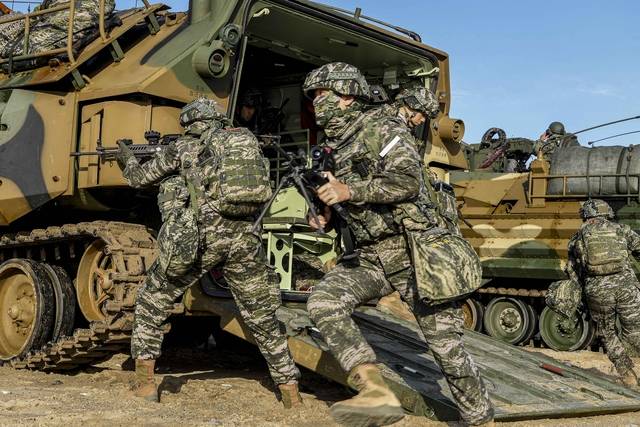 17일 오전 경북 포항 독석리해안에서 실시된 해군·해병대 2025 호국합동상륙훈련 연습 중 상륙해안에 도착한 해병대원들이 하차전투를 실시하고 있다. 해병대 제공