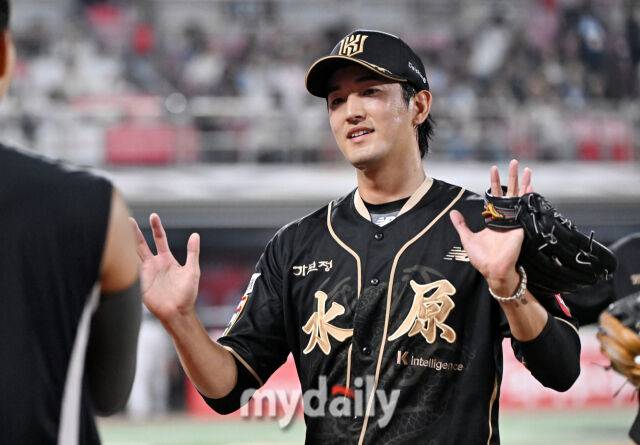 9일 오후 경기도 수원시 조원동 수원KT위즈파크에서 열린 '2025 프로야구 KBO리그' KT위즈와 두산베어스의 경기. KT 고영표가 8회초를 무실점으로 막은 뒤 환호하고 있다./마이데일리