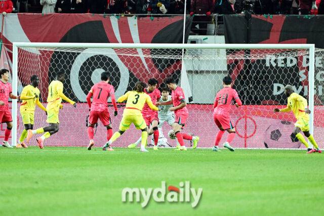 축구대표팀이 18일 오후 서울월드컵경기장에서 진행된 가나와의 평가전에서 수비를 하고 있다.