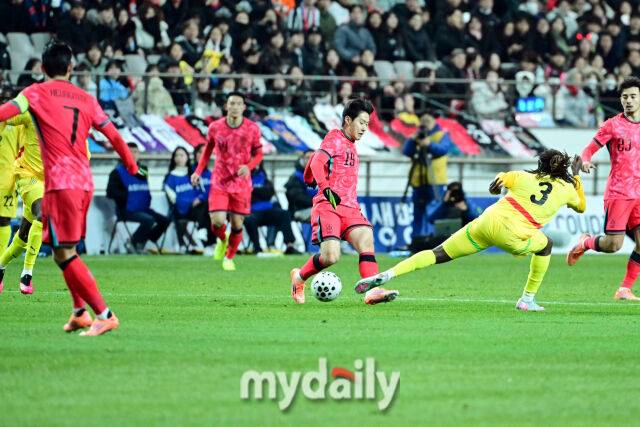 축구대표팀 이강인이 18일 오후 서울월드컵경기장에서 진행된 가나와의 평가전에서 돌파를 하고 있다.