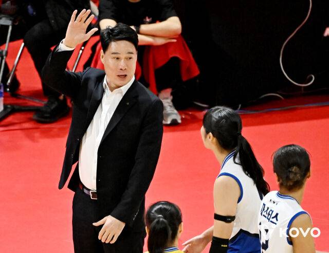 정지윤과 대화하는 강성형 감독./KOVO