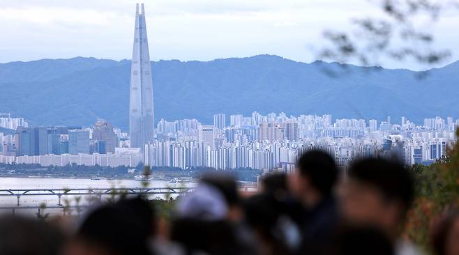 서울 남산에서 바라본 송파구 일대 아파트 단지 모습.  [연합]