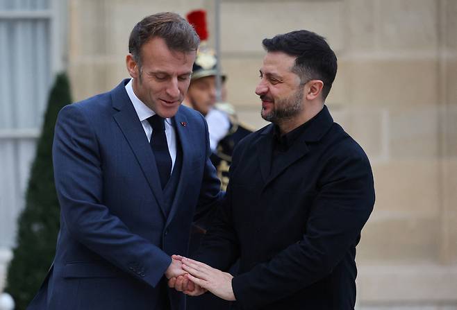 에마뉘엘 마크롱(왼쪽) 프랑스 대통령과 볼로디미르 젤렌스키 우크라이나 대통령이 17일(현지시간) 파리 엘리제궁에서 악수를 하고 있다. [로이터]