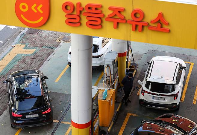 서울 시내 한 알뜰주유소 모습. [뉴시스]
