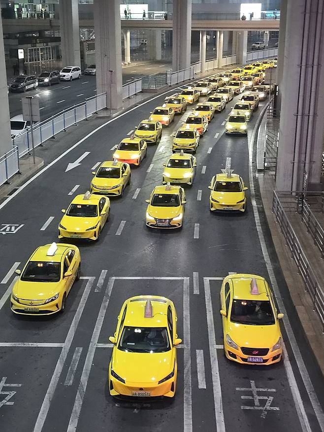 충칭의 상징 중 하나인 노란택시