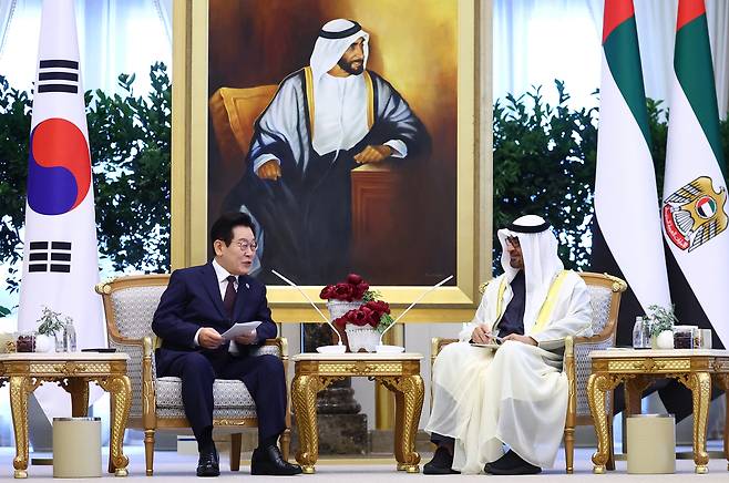 아랍에미리트(UAE)를 국빈 방문 중인 이재명 대통령이 18일(현지시간) 아부다비 대통령궁에서 무함마드 빈 자예드 알 나흐얀 UAE 대통령과 한-UAE 확대회담을 하고 있다. [연합]