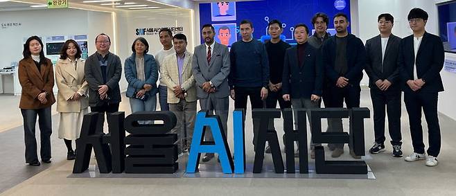 [서울=뉴시스] 네팔, 키르기스스탄, 부탄, 우즈베키스탄 ICT 부처 고위 공무원과 한국지능정보사회 진흥원(NIA) 관계자들이 서울AI스마트시티센터에서 단체 기념 촬영을 하고 있다. 2025.11.17. (사진=서울AI재단 제공) *재판매 및 DB 금지