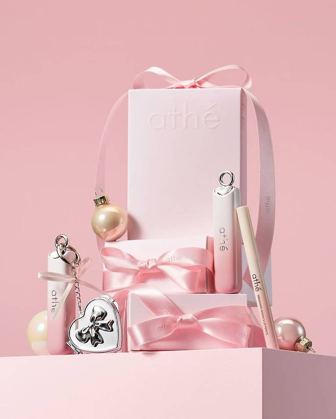 [서울=뉴시스] 생활문화기업 LF의 비건 뷰티 브랜드 ‘아떼(athe)’는 홀리데이 시즌을 맞아 '어센틱 립 글로이 밤'의 신규 컬러를 출시한다고 11일 밝혔다. (사진=LF 제공) *재판매 및 DB 금지