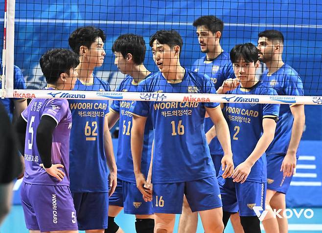 [서울=뉴시스] 남자배구 우리카드 선수들이 14일 서울 장충체육관에서 열린 진에어 2025~2026 V-리그 남자부 한국전력과의 경기에서 경기를 마친 뒤 아쉬워하고 있다. (사진=KOVO 제공) 2025.11.14. *재판매 및 DB 금지