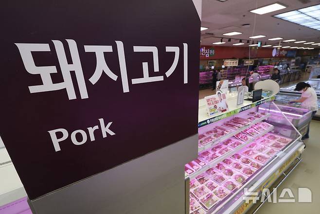[서울=뉴시스] 김근수 기자 = 22일 서울 시내 한 대형마트 매대에서 소비자가 돼지고기를 고르고 있다. 2025.07.22. ks@newsis.com