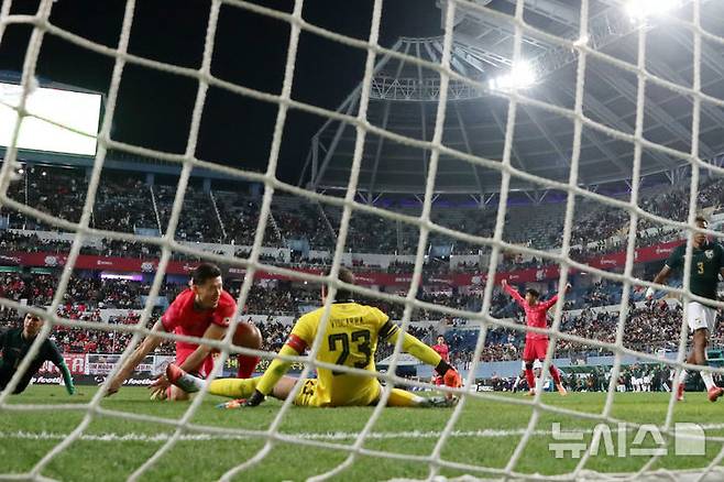 [대전=뉴시스] 조성우 기자 = 14일 오후 대전 유성구 대전월드컵경기장에서 열린 축구 국가대표팀 평가전 대한민국과 볼리비아의 경기, 후반전 한국 조규성이 팀의 두 번째 골을 넣고 있다. 2025.11.14. xconfind@newsis.com