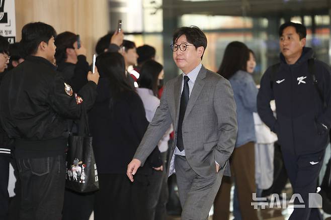 [서울=뉴시스] 김근수 기자 = 류지현 대한민국 야구국가대표팀 감독이 12일 서울 강서구 김포공항 국제선에서 일본 출국 수속을 받기 위해 이동하고 있다. 2025.11.12. ks@newsis.com