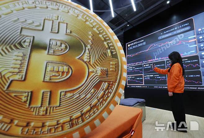 [서울=뉴시스] 18일(현지 시간) 파이낸셜타임스(FT)에 따르면, 데이터 제공업체 코인게코가 추적하는 1만8000개 이상의 암호화폐 총 시가총액은 지난달 6일 사상 최고가를 찍은 뒤 25% 하락해 약 1조2000억 달러(약 1755조 8400억 원)가 증발했다. 비트코인 9만 달러선이 붕괴한 18일 서울 강남구 빗썸라운지에 설치된 전광판에 비트코인 시세가 나오고 있다. 2025.11.18.