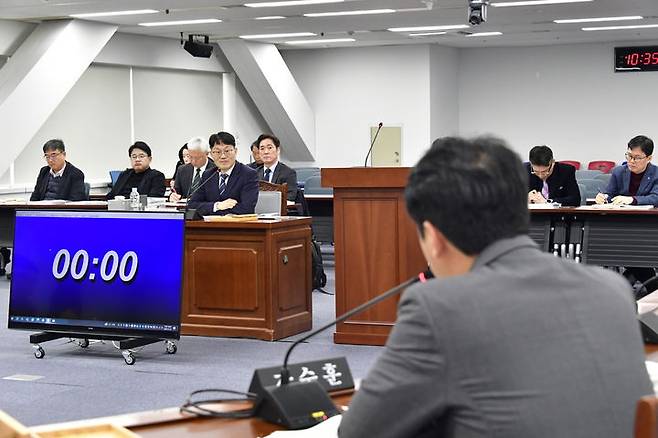 [광주=뉴시스] 송창헌 기자 =18일 광주시의회 예결특위 회의실에서 김범모 신임 광주테크노파크(광주TP) 원장 후보자에 대한 인사청문회가 열리고 있다. (사진=시의회 제공) 2025.11.18 photo@newsis.com *재판매 및 DB 금지