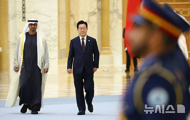 [아부다비=뉴시스] 최동준 기자 = 아랍에미리트(UAE)를 국빈 방문 중인 이재명 대통령이 18일(현지 시간) 아부다비 카사르 알 와탄 대통령궁에서 열린 공식 환영식에서 무함마드 빈 자이드 알 나흐얀 UAE 대통령과 의장대를 사열하고 있다. 2025.11.18. photocdj@newsis.com