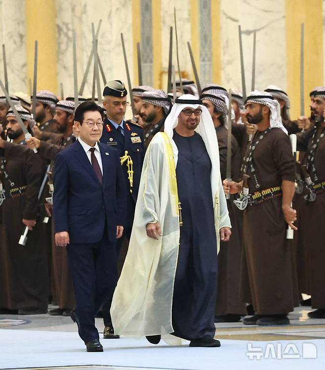 [아부다비=뉴시스] 최동준 기자 = 아랍에미리트(UAE)를 국빈 방문 중인 이재명 대통령이 18일(현지 시간) 아부다비 카사르 알 와탄 대통령궁에서 열린 공식 환영식에서 무함마드 빈 자이드 알 나흐얀 UAE 대통령과 의장대를 사열하고 있다. 2025.11.18. photocdj@newsis.com