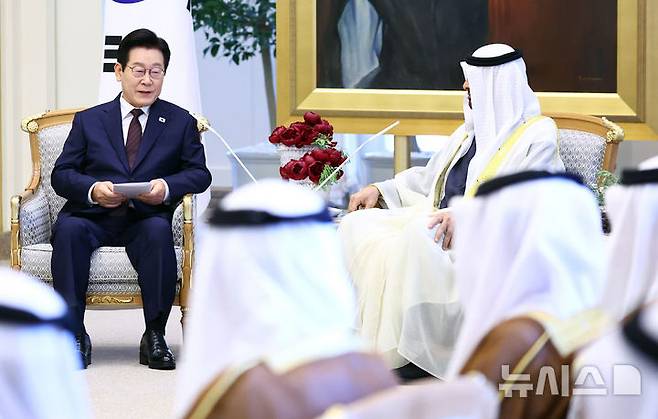 [아부다비=뉴시스] 최동준 기자 = 아랍에미리트(UAE)를 국빈 방문 중인 이재명 대통령이 18일(현지 시간) 아부다비 카사르 알 와탄 대통령궁에서 열린 무함마드 빈 자이드 알 나흐얀 UAE 대통령과 확대 정상회담에서 발언하고 있다. 2025.11.18. photocdj@newsis.com