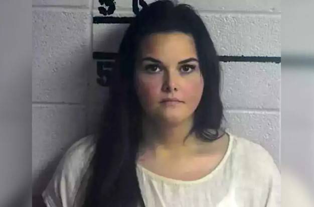 청소년에게 193통의 성적인 서신과 사진을 보내 체포된 교사 [뉴욕포스트]