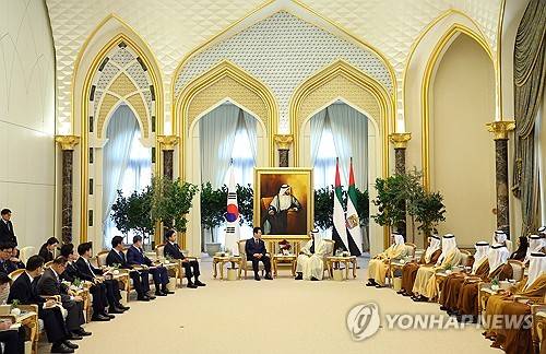 아랍에미리트(UAE)를 국빈 방문 중인 이재명 대통령이 현지시간 18일 아부다비 대통령궁에서 무함마드 빈 자이드 알 나흐얀 UAE 대통령과 한-UAE 확대회담을 하고 있다. [사진 제공] 대통령실사진기자단
