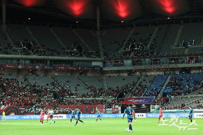 10월 14일 서울 상암동 서울월드컵경기장에서 열린 축구 국가대표팀 친선경기 대한민국과 파라과이 경기 관중석 곳곳이 비어 있다. 류영주 기자