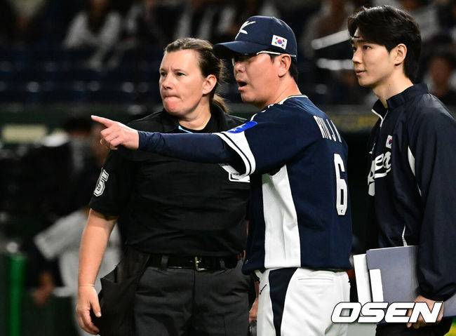 [OSEN=도쿄(일본), 조은정 기자] 한국 야구 대표팀이 한일전 첫 번째 경기에서 뼈아픈 역전패를 허용했다. 2023년 WBC(월드베이스볼클래식)에 이어서 또 한 번 마운드의 차이를 여실히 느꼈다.한국은 15일 일본 도쿄도 도쿄돔에서 열린 ‘2025 NAVER K-BASEBALL SERIES’ 일본과의 1차전에서 4-11&nbsp;역전패를 당했다. 이날 패배로 한국은 성인 대표팀 경기에서 2015년 프리미어12 준결승 4-3 승리 이후&nbsp;일본에 10연패(아시안게임 제외)를 당하고 말았다.5회말 무사에서 일본 노무라가 천장을 맞고 2루타로 출루했다가 파울로 번복됐다. 대한민국 류지현 감독이 원심 2루타 판정에 항의하고 있다. 2025.11.15 /cej@osen.co.kr