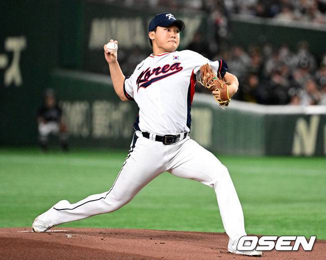 [OSEN=도쿄(일본), 조은정 기자] 16일 오후 일본 도쿄돔에서  ‘2025 NAVER K-BASEBALL SERIES’ 대한민국과 일본의 2차전 경기가 열렸다.한국은 정우주, 일본은 카네마루 유메토를 선발투수로 내세웠다.1회초 무사에서 대한민국 선발투수 정우주가 역투하고 있다. 2025.11.16 /cej@osen.co.kr