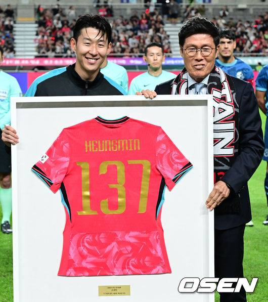 [OSEN=서울월드컵경기장, 조은정 기자]한국 축구가 안방에서 '남미 강호' 파라과이를 물리치며 사상 최초의 2026 국제축구연맹(FIFA) 북중미 월드컵 포트 2 확보에 청신호를 켰다.한국 축구대표팀은 14일 오후 8시&nbsp;서울월드컵경기장에서 열린 A매치&nbsp;친선 경기에서 파라과이를 2-0으로 제압했다. 지난 10일 일본 원정에서 2-2로 비기고 온 파라과이는 한국에 덜미를 잡히며 10월 아시아 투어를 1무 1패로 마감하게 됐다.경기 전 차범근 전 감독이 경기장을 찾아 손흥민에게 기념 유니폼을 직접 전달하고 있다. 2025.10.14 /cej@osen.co.kr