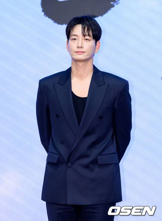 [OSEN=이대선 기자] 18일 오후 서울 구로구 디큐브시티 더 세인트에서 진행된 KBS 2TV 대하드라마 '문무' 제작보고회가 열렸다.'문무'는 약소국 신라가 강대국 고구려와 백제, 그리고 당나라까지 넘어선 끝에 마침내 삼한을 하나로 묶은 위대한 통합의 서사를 그린다.배우 이현욱이 포토타임을 가지고 있다. 2025.11.18 /sunday@osen.co.kr