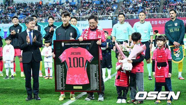 [OSEN=대전, 최규한 기자] 1년 8개월 만에 대표팀으로 돌아온 조규성이 골맛을 봤다. 손흥민도 프리킥 득점으로 한국을 승리로 이끌었다.홍명보 감독이 이끄는 한국축구대표팀(FIFA 랭킹 22위)은 14일&nbsp;대전월드컵경기장에서 볼리비아(76위)와 11월 A매치 1차전을 치러 2-0으로 승리했다.&nbsp;경기를 앞두고 센츄리클럽에 가입한 한국 이재성이 자녀들과 기념촬영을 하고 있다. 2025.11.14 / dreamer@osen.co.kr