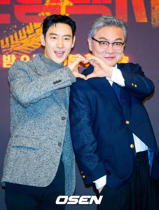 [OSEN=민경훈 기자] 18일 오후 서울 양천구 목동 SBS 방송센터 SBS홀에서 SBS 금토드라마 ‘모범택시3’ 제작발표회가 열렸다.배우 이제훈, 김의성, 표예진, 장혁진, 배유람 주연의 드라마 ‘모범택시3’는 동명의 웹툰을 원작으로 한 시리즈물로, 베일에 가려진 택시회사 무지개 운수와 택시기사 김도기가 억울한 피해자를 대신해 복수를 완성하는 사적 복수 대행극이다.&nbsp;배우 이제훈과 김의성이 포즈를 취하고 있다. 2025.11.18 / rumi@osen.co.kr