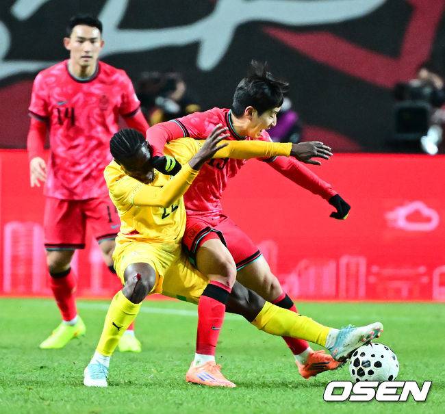 [OSEN=서울월드컵경기장, 지형준 기자] 홍명보 감독이 이끄는 대한민국 축구대표팀이 18일 오후 서울월드컵경기장에서 아프리카 강호 가나와 평가전을 가졌다.홍명보호의 2025년의 끝을 장식할 경기다. 내달 2026 국제축구연맹(FIFA) 북중미 월드컵 조 추첨을 앞두고 열리는 마지막 평가전이기도 하다. 현재 한국은 가나전 결과와 상관없이 사실상 월드컵 포트 2가 확정된 상태다. 아프리카 예선을 뚫고 북중미행에 성공한 가나는 FIFA 랭킹 73위다. 22위 한국보다는 51계단 낮다. 하지만 통산 전적에서 4승 3패로 한국보다 우위다. 전반 대한민국 이강인이 가나 수비수와 볼을 다투고 있다. 2025.11.18 /jpnews@osen.co.kr