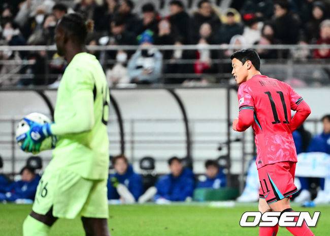 [OSEN=서울월드컵경기장, 지형준 기자] 홍명보 감독이 이끄는 대한민국 축구대표팀이 18일 오후 서울월드컵경기장에서 아프리카 강호 가나와 평가전을 가졌다.홍명보호의 2025년의 끝을 장식할 경기다. 내달 2026 국제축구연맹(FIFA) 북중미 월드컵 조 추첨을 앞두고 열리는 마지막 평가전이기도 하다. 현재 한국은 가나전 결과와 상관없이 사실상 월드컵 포트 2가 확정된 상태다. 아프리카 예선을 뚫고 북중미행에 성공한&nbsp;가나는 FIFA 랭킹 73위다.&nbsp;22위 한국보다는 51계단&nbsp;낮다. 하지만 통산 전적에서 4승 3패로 한국보다 우위다.&nbsp;후반 대한민국 황희찬이 페널티킥 실축을 범하며 아쉬워하고 있다. 2025.11.18 /jpnews@osen.co.kr