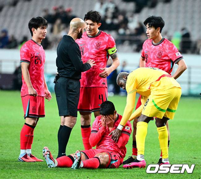 [OSEN=서울월드컵경기장, 지형준 기자] 홍명보 감독이 이끄는 대한민국 축구대표팀이 18일 오후 서울월드컵경기장에서 아프리카 강호 가나와 평가전을 가졌다.홍명보호의 2025년의 끝을 장식할 경기다. 내달 2026 국제축구연맹(FIFA) 북중미 월드컵 조 추첨을 앞두고 열리는 마지막 평가전이기도 하다. 현재 한국은 가나전 결과와 상관없이 사실상 월드컵 포트 2가 확정된 상태다. 아프리카 예선을 뚫고 북중미행에 성공한&nbsp;가나는 FIFA 랭킹 73위다.&nbsp;22위 한국보다는 51계단&nbsp;낮다. 하지만 통산 전적에서 4승 3패로 한국보다 우위다.&nbsp;후반 대한민국 황희찬이 가나 수비수와 충돌하며 넘어지고 있다. 2025.11.18 /jpnews@osen.co.kr