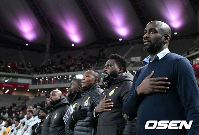 [OSEN=서울월드컵경기장, 지형준 기자] 홍명보 감독이 이끄는 대한민국 축구대표팀이 18일 오후 서울월드컵경기장에서 아프리카 강호 가나와 평가전을 가졌다.홍명보호의 2025년의 끝을 장식할 경기다. 내달 2026 국제축구연맹(FIFA) 북중미 월드컵 조 추첨을 앞두고 열리는 마지막 평가전이기도 하다. 현재 한국은 가나전 결과와 상관없이 사실상 월드컵 포트 2가 확정된 상태다. 아프리카 예선을 뚫고 북중미행에 성공한&nbsp;가나는 FIFA 랭킹 73위다.&nbsp;22위 한국보다는 51계단&nbsp;낮다. 하지만 통산 전적에서 4승 3패로 한국보다 우위다.&nbsp;경기에 앞서 가나 오토 아도 감독이 국민 의례를 하고 있다. 2025.11.18 /jpnews@osen.co.kr