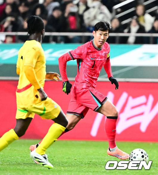 [OSEN=서울월드컵경기장, 지형준 기자] 홍명보 감독이 이끄는 대한민국 축구대표팀이 18일 오후 서울월드컵경기장에서 아프리카 강호 가나와 평가전을 가졌다.홍명보호의 2025년의 끝을 장식할 경기다. 내달 2026 국제축구연맹(FIFA) 북중미 월드컵 조 추첨을 앞두고 열리는 마지막 평가전이기도 하다. 현재 한국은 가나전 결과와 상관없이 사실상 월드컵 포트 2가 확정된 상태다. 아프리카 예선을 뚫고 북중미행에 성공한&nbsp;가나는 FIFA 랭킹 73위다.&nbsp;22위 한국보다는 51계단&nbsp;낮다. 하지만 통산 전적에서 4승 3패로 한국보다 우위다.&nbsp;전반 대한민국 손흥민이 드리블을 하고 있다. 2025.11.18 /jpnews@osen.co.kr