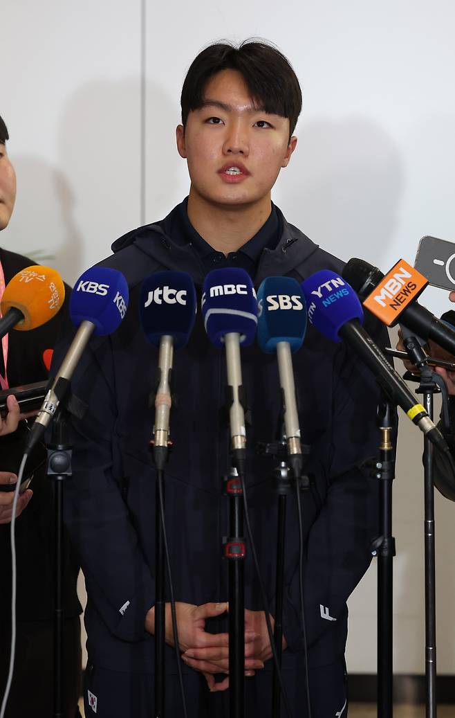 야구 국가대표팀 정우주가 17일 일본에서 열린 2025 네이버 K-베이스볼 시리즈를 마치고 김포국제공항을 통해 귀국하며 취재진과 인터뷰하고 있다. 뉴시스